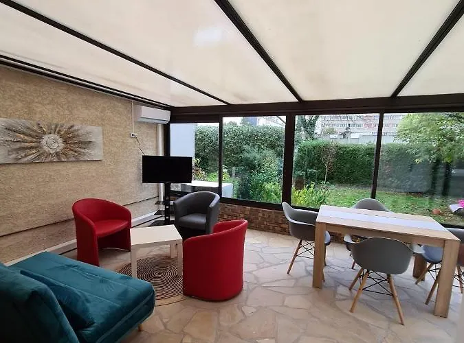 Studio Bien Equipe Et Independant Avec Veranda Commune